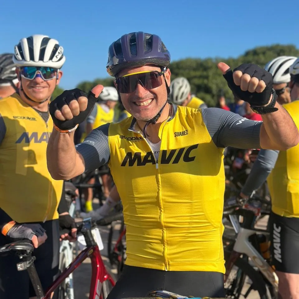 Marcelo Puga, autor de esta crónica, con jersey amarillo y los pulgares arriba antes de la largada, junto a su equipo