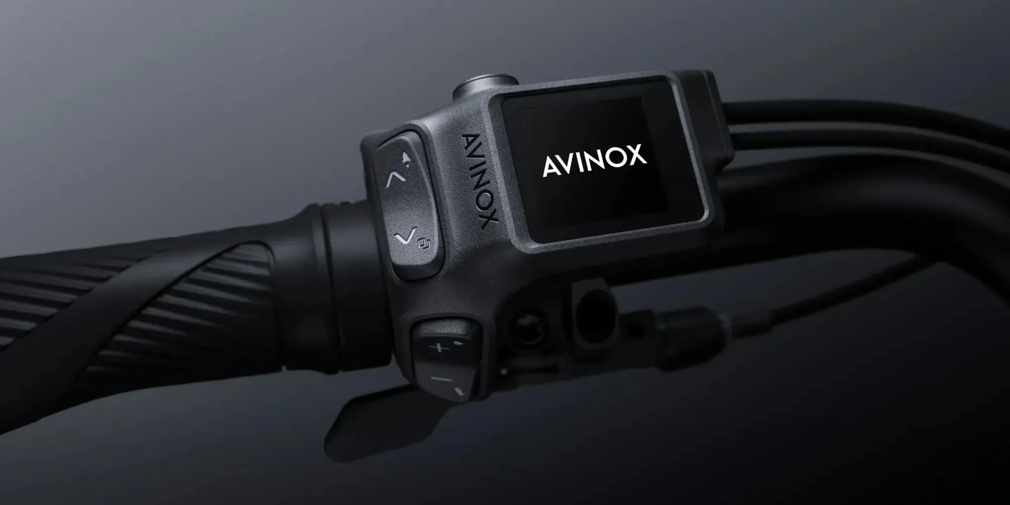 Mando y pantalla DJI Avinox en el manubrio, con botones para cambiar el nivel de asistencia