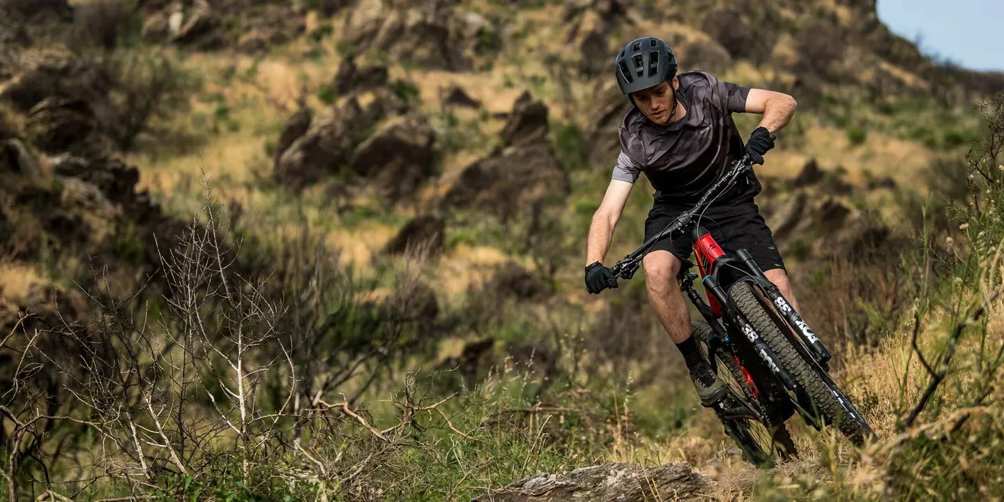 Ciclista en una eMTB con motor Shimano tomando una curva en un sendero de cerro