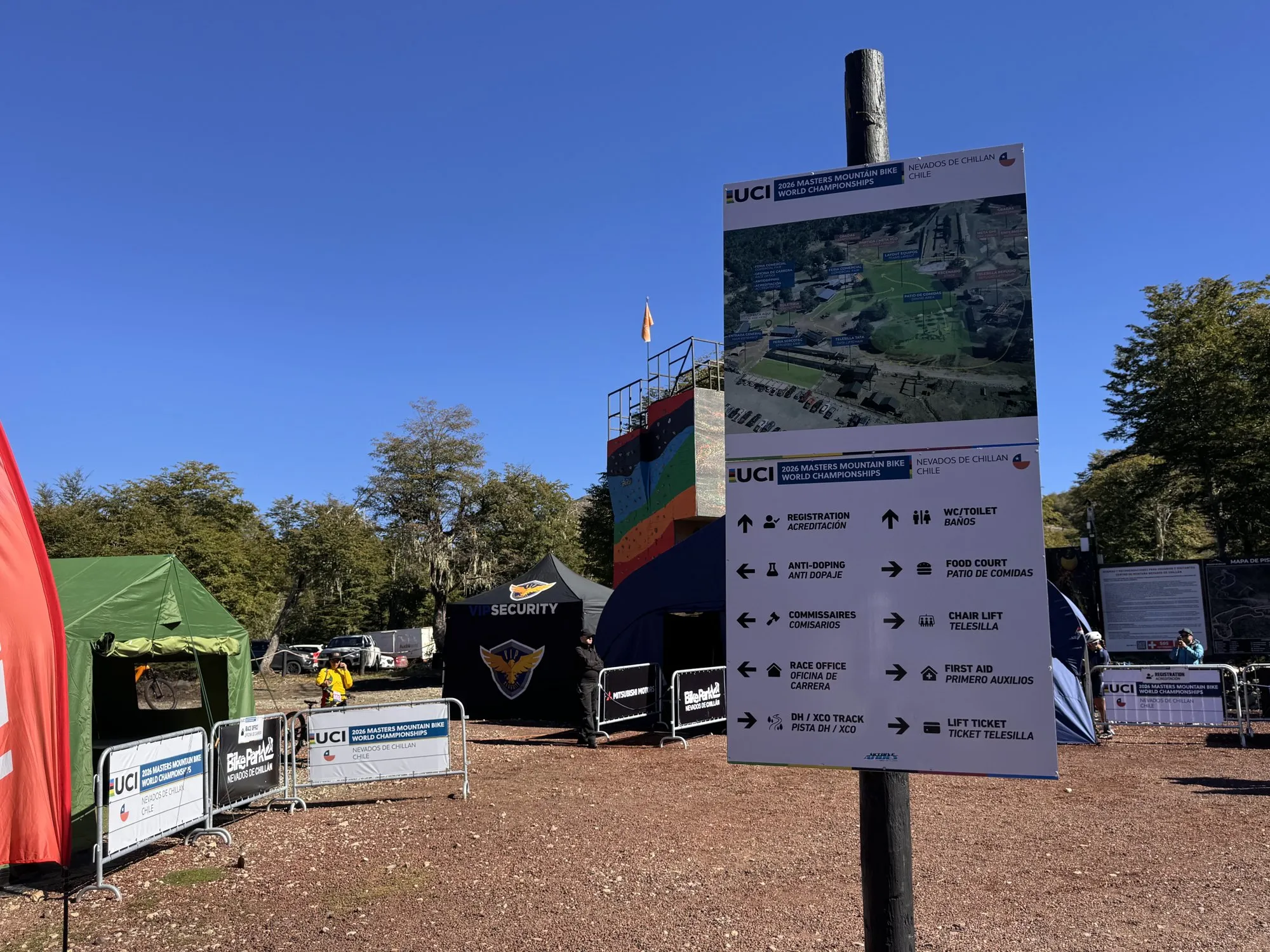Letrero con el mapa del recinto y la señalética a acreditación, comisarios, oficina de carrera, telesilla y pistas DH y XCO en el Mundial Masters 2026